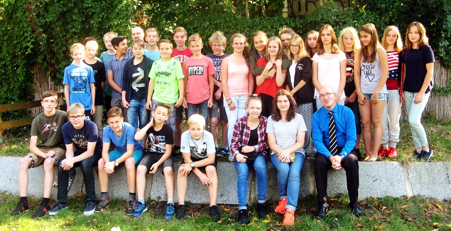 Skolēnu sadraudzība. No kreisās pirmajā rindā – Kaspars Kalējs un Artūrs Macpans. No labās pirmajā rindā  – angļu valodas skolotājs Kornelissena kungs, Vanesa Tarasēviča un Adriana Jonase kopā ar 7. klasi, no kuras visvairāk skolēnu iesaistās mūsu sadarbības aktivitātēs.
Autors: no skolas albuma