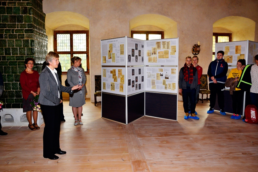 Izstādes atklāšanā. Ar ekspozīcijas saturu klātesošos iepazīstina tās autore Mārīte Jakovļeva (priekšplānā no kreisās).
Autors: Ivars Bogdanovs