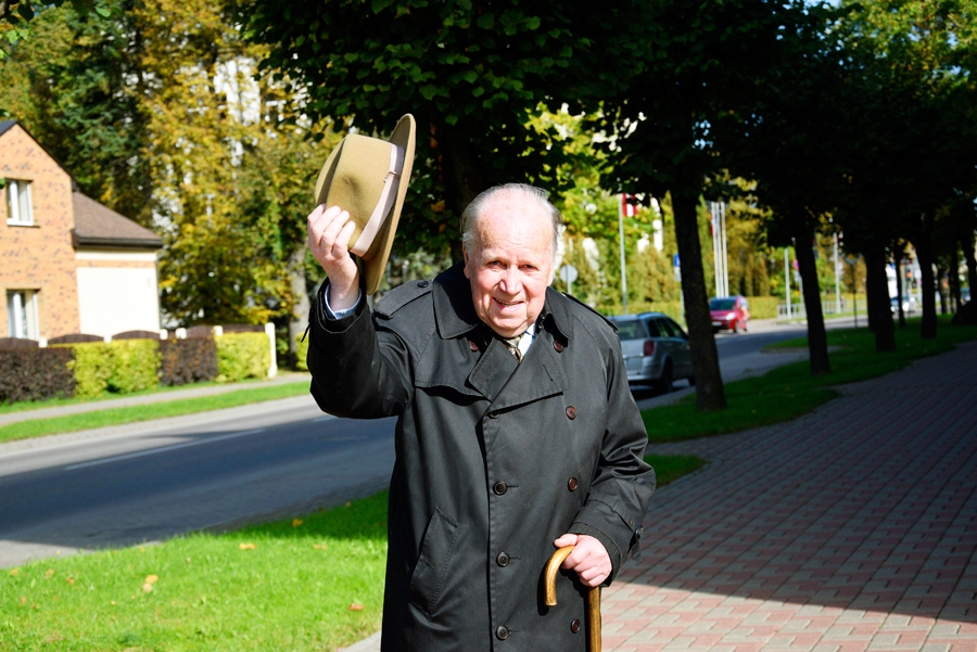 
Zvērinātajam advokātam Raimondam Cakaram piešķirts Bauskas novada pašvaldības apbalvojums «Par mūža ieguldījumu».
Autors: Ivars Bogdanovs