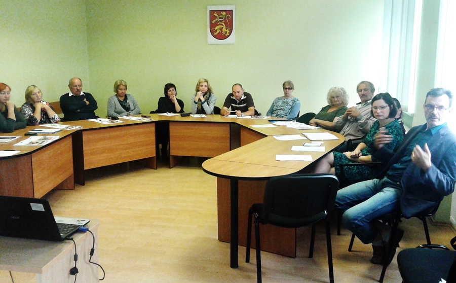 Kooperācijas mācību dalībnieki semināru sāka ar diskusiju par zemnieku iespējām apvienot produkcijas pārdošanu.
Autors: Antra Ērgle