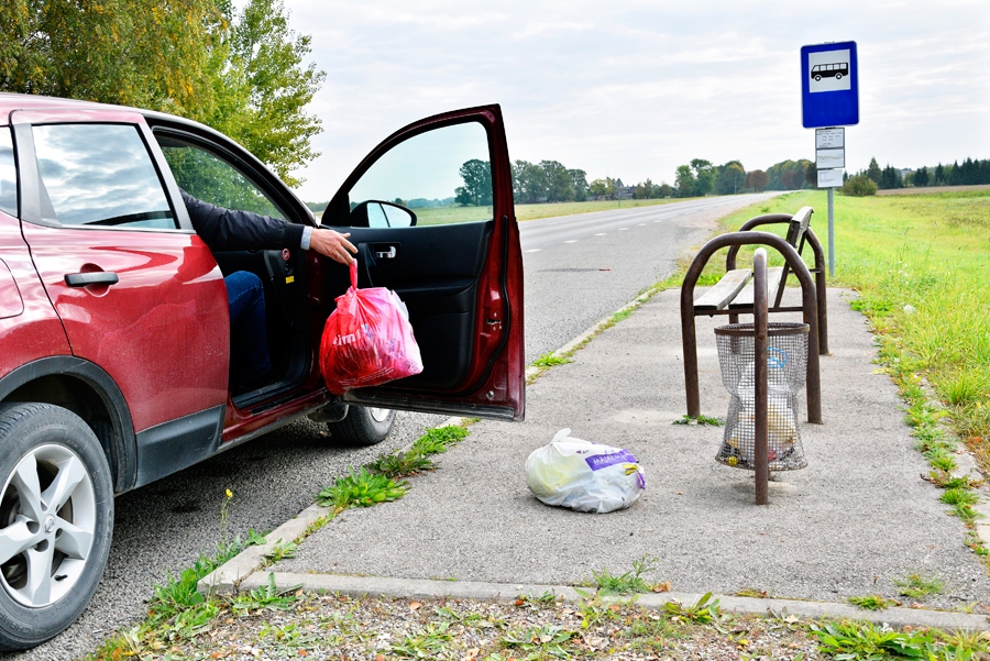 PIEGRUŽOTĀJI. Kārtējais ceļmalu piegružotājs autobusu pieturvietā atstāj maisiņus ar atkritumiem. 
Autors: Ivars Bogdanovs