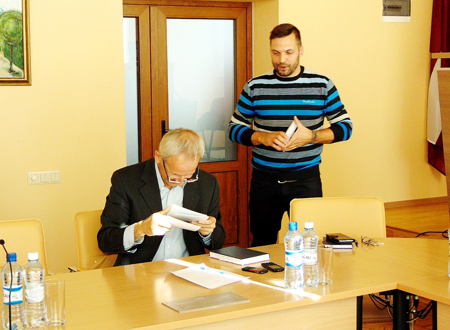 Mārcis Pļaviņš (no labās) deputātus iepazīstina ar fotogrāfijām, kurās fiksēti interesantākie ekspedīcijas mirkļi. Attēlus apskata deputāts Voldemārs Čačs.
Autors: Vilnis Auzāns