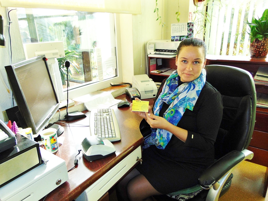 Vita Umbrasa, Bauskas autoostas kasiere, rāda mēnešbiļetes, kuras šogad iegādājas skolēni. Līdzīgas abonementa biļetes paredzētas arī pieaugušajiem pasažieriem. 
Autors: Vilnis Auzāns