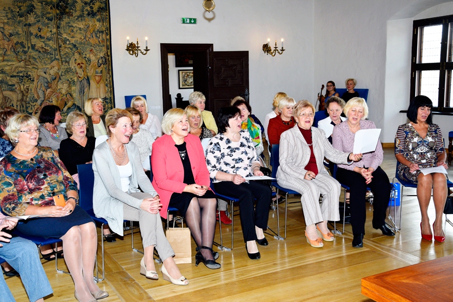 Laulību ceremoniju vadītājas vienojās dziesmā. 
Autors: Ivars Bogdanovs