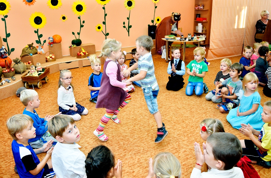 Miķeļus bērnudārza «Pasaulīte» bērni un skolotājas svinēja ar rotaļām, dzeju lasīšanu un dziesmām.
Autors: Ivars Bogdanovs