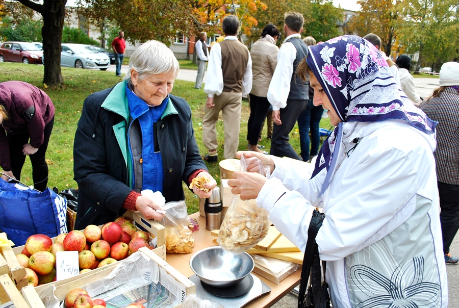 Sarmas Rampānes (no kreisās) piemājas saimniecībā «Paegļi» izaudzēti gardi āboli.
Autors: Antra Ērgle