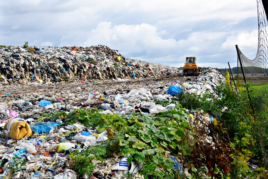 Atkritumu apglabāšanas poligons «Grantiņi» atrodas divos novados: Bauskas un Iecavas. Tajā līdzās diviem noglabāšanas laukumiem jeb šūnām paredzēts izveidot trešo šūnu. 
Autors: Ivars Bogdanovs