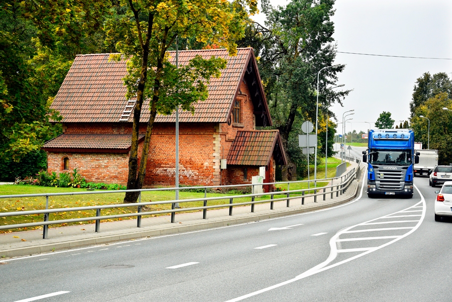 Sarga namiņš Rīgas ielā kļuvis par dārznieces darbavietu.
Autors: Ivars Bogdanovs