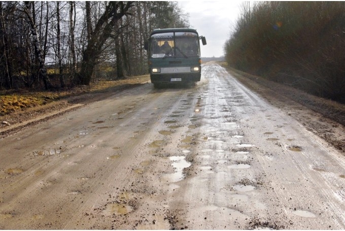 Autoceļš Pilsrundāle–Svitene–Klieņi jau vairākus gadus ir nepieļaujami kritiskā tehniskā stāvoklī, grants segums rudens, ziemas un pavasara periodā, kad nav iespējama ceļa klātnes planēšana, ir teju neizbraucams, virspusē nāk melnzeme un māls.
Autors: no «Bauskas Dzīves» arhīva