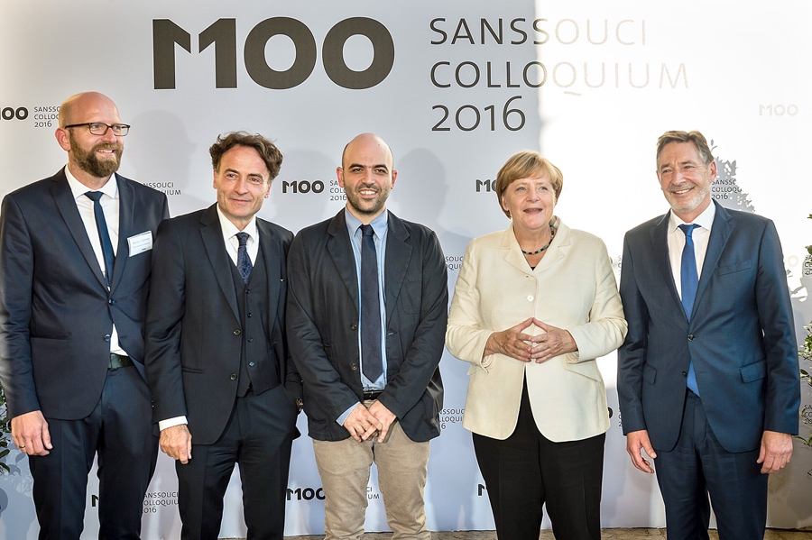 Mediju balvas pasniegšanas ceremonijā. Centrā – grāmatas «Gomora: cita Itālijas mafija» autors, balvas ieguvējs Roberto Saviano, viņam cieši  līdzās Vācijas kanclere Angela Merkele un «Zeit» galvenais redaktors, Roberto draugs Džovanni di Lorenco.
Autors: no Sansusī kolokvija arhīva, www.m100potsdam.org