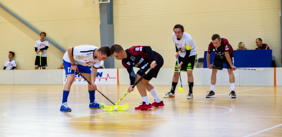 Justs Baltmanis (centrā tumšajā formā) SC «Mēmele/Code» labā guva četrus vārtus. 
Autors: Andis Beķeris