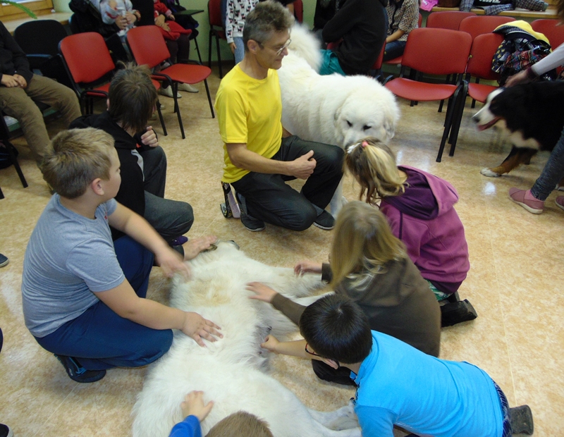 Bauskas bērni laimīgi samīļo Viktora Mucenieka draudzīgos suņus.
Autors: Vilnis Auzāns