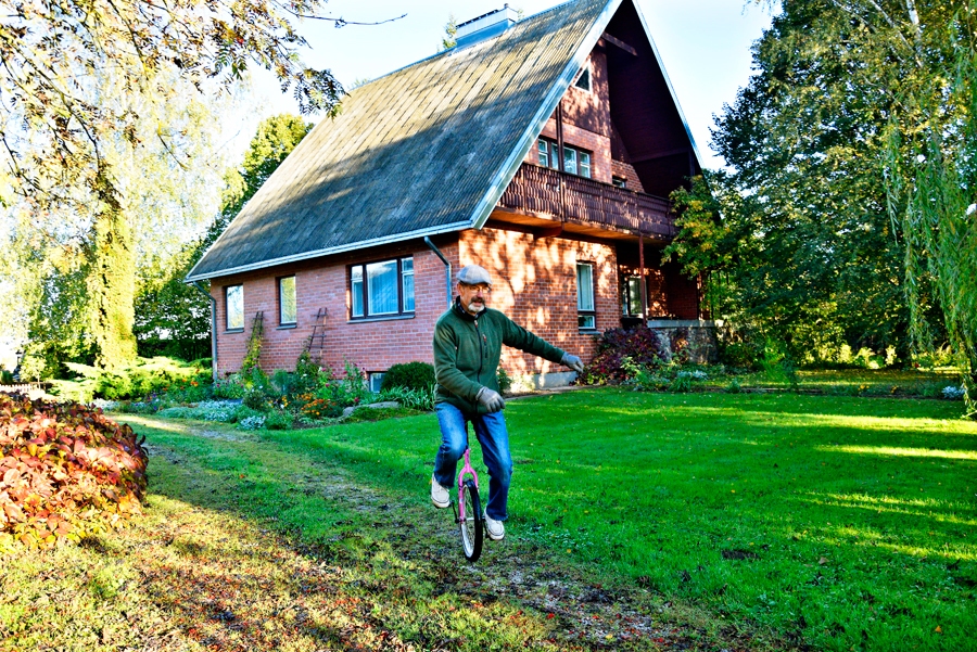 Pēteris Rājevs, Gailīšu pagasta «Pēteru» māju saimnieks, rītu iesāk ar braukāšanu ar vienriteni. Tā viņš atmodina ķermeni.
Autors: Ivars Bogdanovs