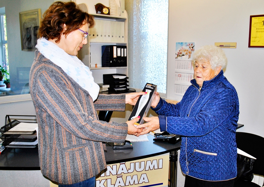 Leonora Vilciņa (no labās) saņem pārsteiguma dāvanu, jo ir pirmā, kas abonējusi avīzi visam 2017. gadam. Balvu pasniedz laikraksta mārketinga speciāliste Dace Karļuka.
Autors: Māris Krūmiņš