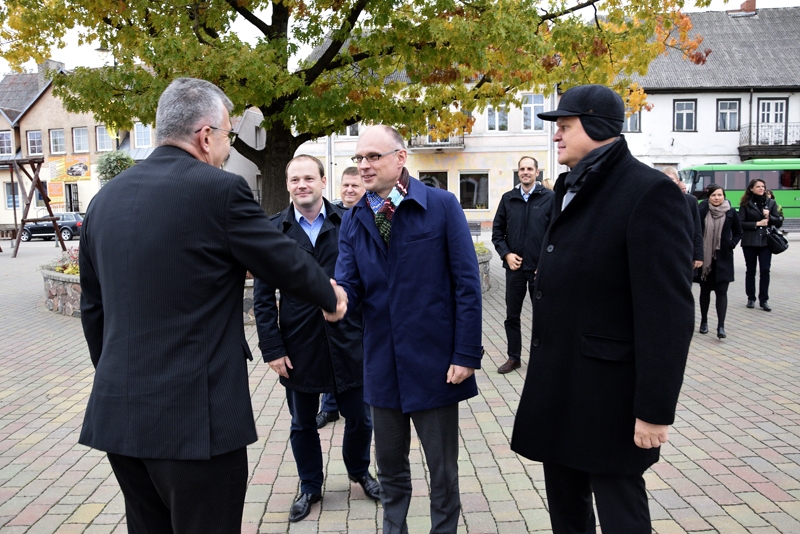Bauskas novada domes priekšsēdētājs Raitis Ābelnieks rātslaukumā sagaida triju Baltijas valstu ministrus: Kasparu Gerhardu (no labās) no Latvijas, Tomasu Žilinski no Lietuvas un Arto Āsu no Igaunijas.
Autors: Ivars Bogdanovs