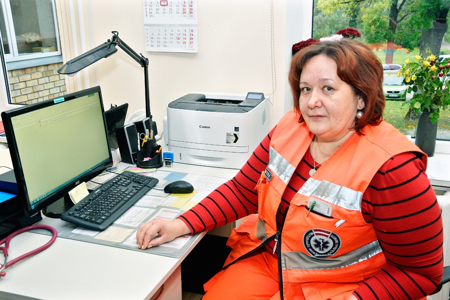 Sandija Drevinska sarunai ar «Bauskas Dzīvi» piekrita tūlīt pēc naktsmaiņas beigām. Vecumnieku postenī strādā astoņi mediķi un četri šoferi.
Autors: Ivars Bogdanovs