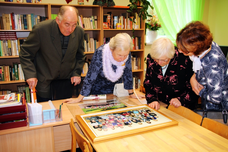 Pasākuma viesi cītīgi pētīja Svitenes skolas audzēkņu bildes.
Autors: Kristīne Kociņa