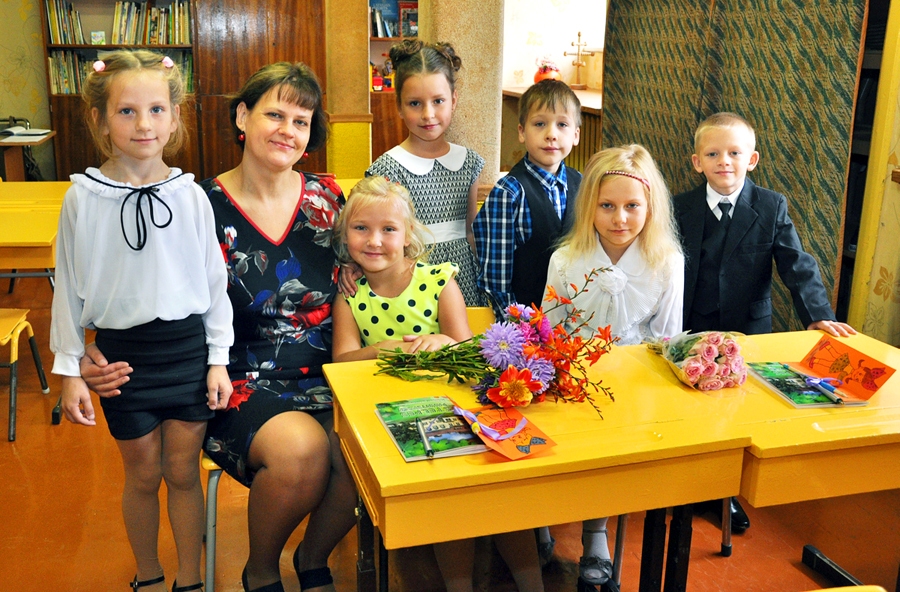 Skolotāji septembrī saņem lielāku atalgojumu par slodzi nekā pagājušajā mācību gadā, tomēr jāmin, ka slodze pedagogiem arī ir palielināta – no 21 kontaktstundas pērn uz 30 stundām nedēļā šogad. Attēlā – Stelpes pamatskolas 1. klase kopā ar audzinātāju Lāsmu Skābuliņu.
Autors: no «Bauskas Dzīves» arhīva