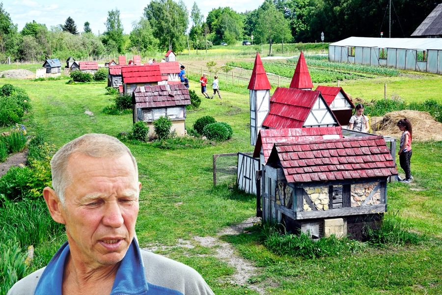 Codes pagasta Trušu pilsētiņā mīt vairāki simti garaušu, ir daudz citu dzīvnieku. Saimnieks Ojārs Narvils pārliecināts, ka trušu vakcinēšana dzīvniekus no saslimšanas nepasargās. 
Autors: no «Bauskas Dzīves» arhīva