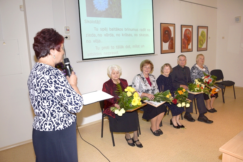 Pensionēto pedagogu godināšanas pasākumu vadīja skolotāja Vija Cerusa.