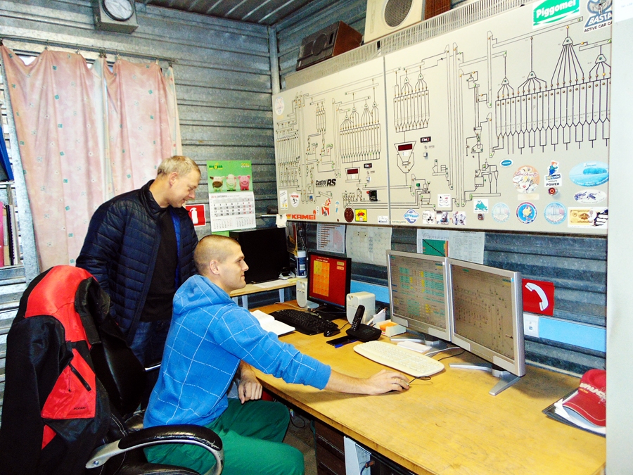 SIA «LRS Mūsa» izpilddirektors Raitis Pavinkšnis (no kreisās) kopā ar ražošanas operatoru Māri Jākobsonu pie uzņēmuma «sirds» – operatīvās pults. Lielo paneli tagad aizstājuši moderni mazie datorekrāni.
Autors: Vilnis Auzāns