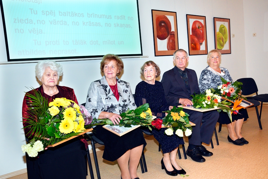 
Pašvaldības dāvātu godarakstu saņēma Bauskas novada pensionētie pedagogi Lūcija Zvejniece (no kreisās), Ināra Gudaņeca, Velta Šulce, Ivars Prīsis un Gunta Siliņa. 
Autors: Ivars Bogdanovs