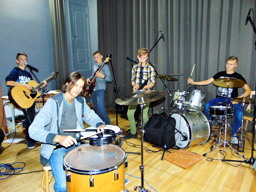 Mūzikas un mākslas festivāla  «Bildes» koncertā Rīgas Kongresu namā 22. oktobrī kopā ar Bauskas puišu grupu «Bekars» uzstāsies populārā ansambļa  «Pērkons» bundzinieks Ikars Ruņģis.
Autors: Vilnis Auzāns