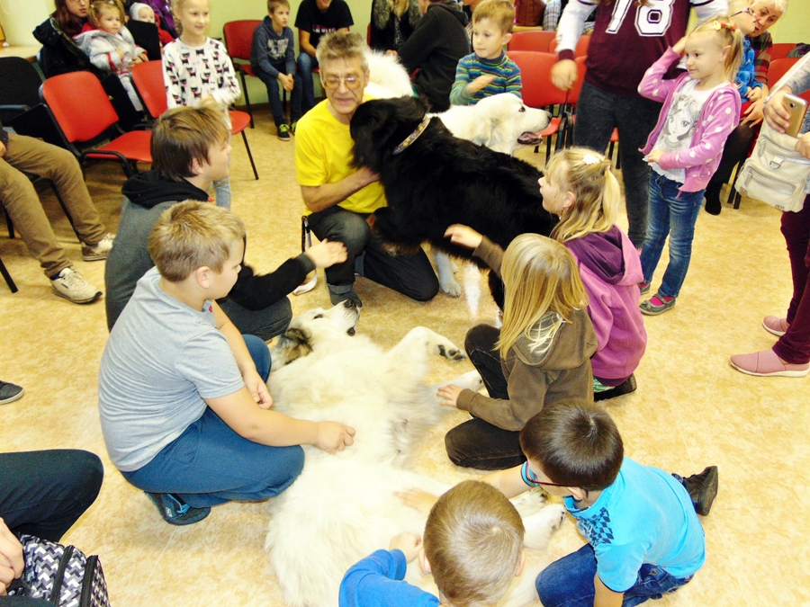 Bauskas bērni laimīgi samīļo Viktora Mucenieka draudzīgos suņus.
Autors: Vilnis Auzāns