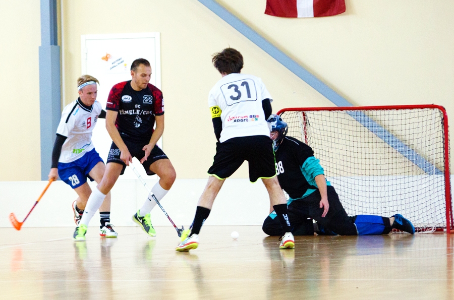 Emīls Dzenis (tumšajā formas tērpā) vienības «Mēmele/Code» labā guva trīs vārtus.
Autors: Andis Beķeris