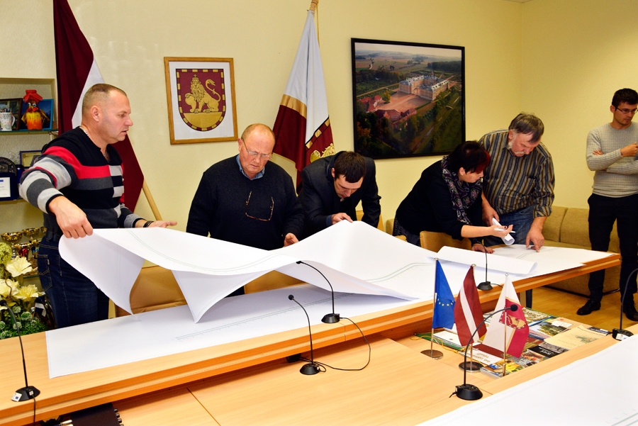 Svitenes pagasta iedzīvotāji pēta būvprojekta skici un meklē savus īpašumus.
Autors: Ivars Bogdanovs