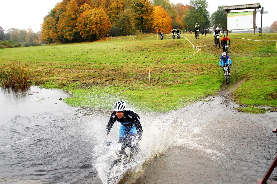 Aivars Galigins (priekšplānā) pārvar ūdens šķērsli uz Ķirbaksalu. 
Autors: Uldis Varnevičs