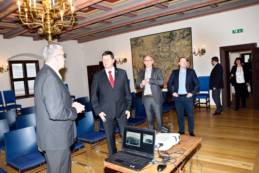 Darba sanāksmē Bauskā strādāja Igaunijas publiskās administrācijas ministrs Arto Āss (no labās), Lietuvas iekšlietu ministrs Tomass Žilinsks, Latvijas vides aizsardzības un reģionālās attīstības ministrs Kaspars Gerhards. Viesus sagaidīja Bauskas novada domes priekšsēdētājs Raitis Ābelnieks. 
Autors: Ivars Bogdanovs