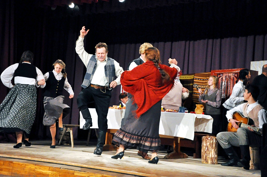 Izrādē «Kā vecais Zemītis pašu nelabo redzējis» amatierteātris «Bārbelīši» uzbūra Ziemassvētku vakara noskaņu latvju sētā.
Autors: Žanna Zālīte