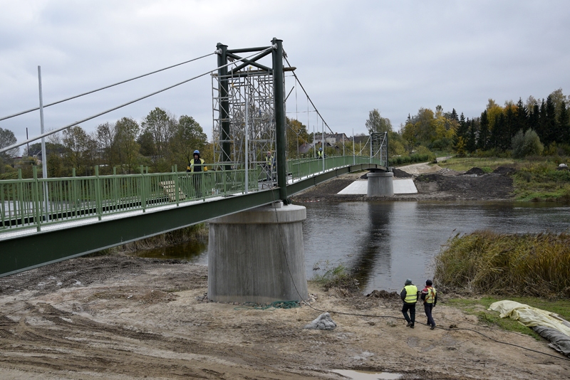 Topošais gājēju tiltiņš jau savieno abus Mūsas krastus. Gājēju kustība pa to gan vēl ir liegta.
Autors: Ivars Bogdanovs
