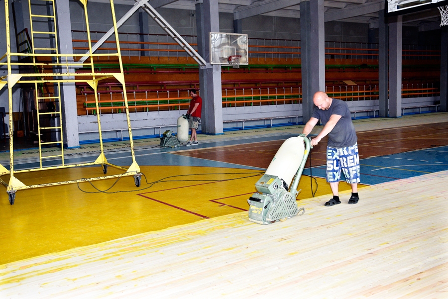 SIA «Sporta halle» darbinieki noņem veco grīdas krāsojumu un laku.
Autors: Ivars Bogdanovs