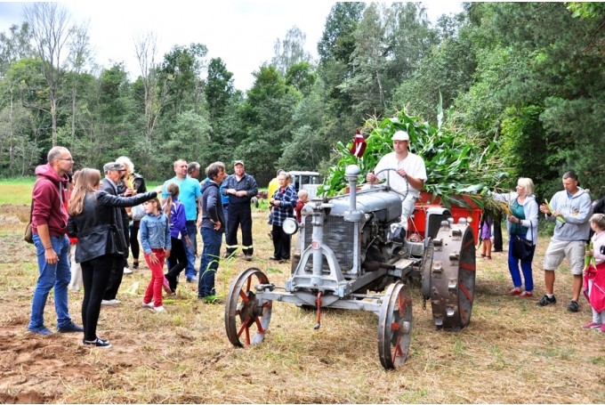 Apmeklētāju pieplūdumu sekmējuši arī Sējas un Pļaujas svētki «Ausekļu dzirnavās» Bārbelē.
Autors: no «Bauskas Dzīves» arhīva