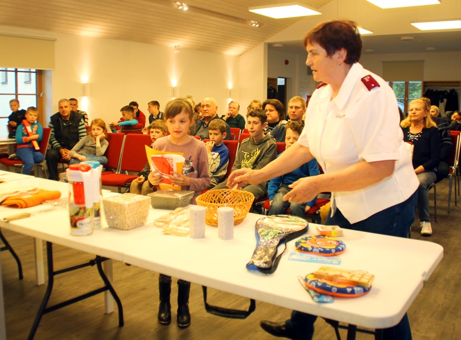 Uzvarētāja Amanda Opočkina (vidū), viņai balvu palīdz izvēlēties Vineta Vanaga (no labās).
Autors: Uldis Varnevičs