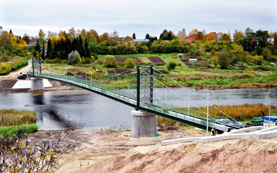 Topošais gājēju tiltiņš jau savieno abus Mūsas krastus. Gājēju kustība pa to gan vēl ir liegta.
Autors: Ivars Bogdanovs