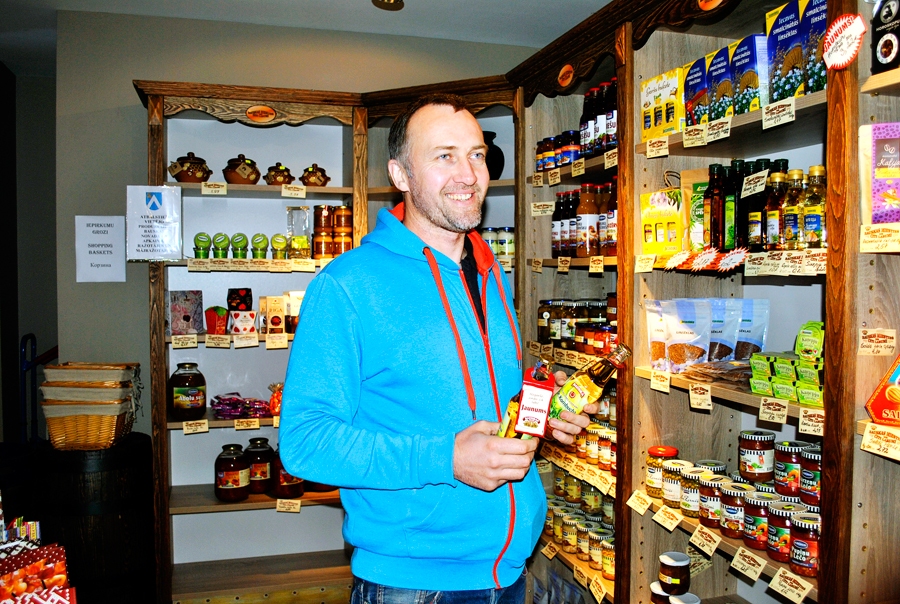 Dzintars Lācis par jauno produktu bija dzirdējis. Ieraugot plauktā «Dr. Kombucha» pudeles, viņš nopērk divas pagaršošanai.
Autors: Vilnis Auzāns