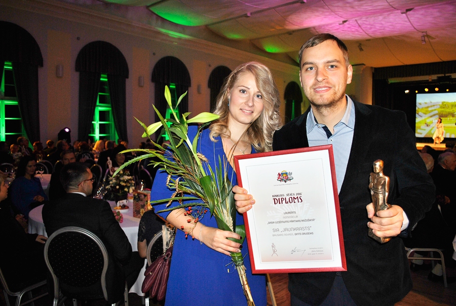 Šogad maijā Ginta Druseika un dzīvesdraudzenes Madaras ģimenē piedzima meitiņa Šarlote. «Es ļoti lepojos ar Ginta apbalvojumu. Viņš tik daudz laika un enerģijas iegulda savā uzņēmumā, ka noteikti ir pelnījis šo pagodinājumu,» sacīja Madara.
Autors: Vilnis Auzāns