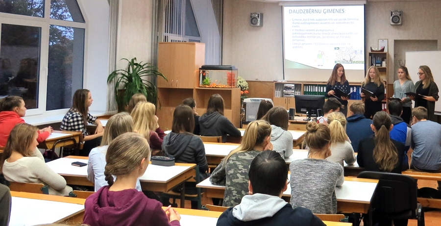 Mācību stundā par nabadzības novēršanu.
Autors: no skolas albuma