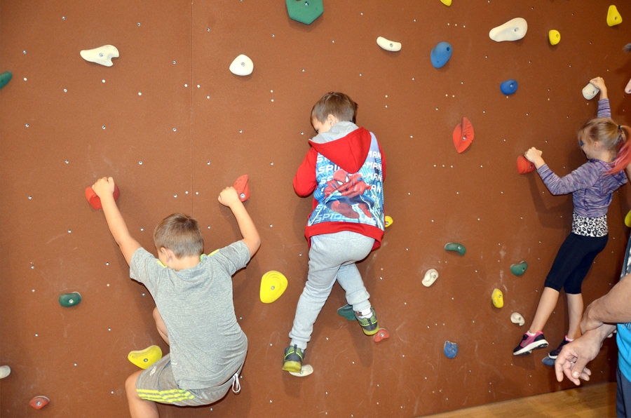 Bauskas 2. vidusskolas 1. klašu bērni jautrajās stafetēs. 
Autors: no skolas albuma