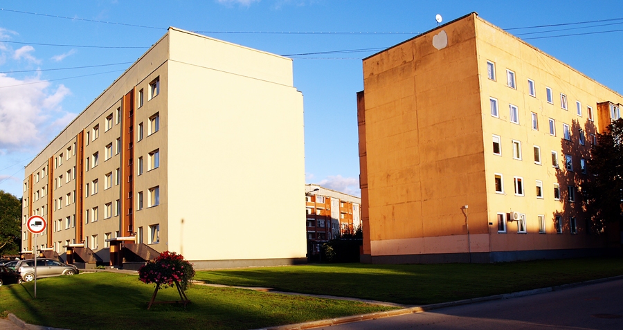 Mājas Edvarta Virzas ielā 28 (pa labi) un Skolas ielā 2 ir līdzīgas, otrā renovēta pirms pāris gadiem un rāda piemēru kaimiņu nama iedzīvotājiem.
Autors: Antra Ērgle