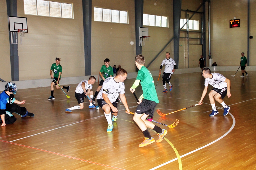 ««SC «Mēmele»/Code» puiši (baltajos tērpos) aizsargā savus vārtus no pretinieku uzbrukumiem.  
Autors: Uldis Varnevičs