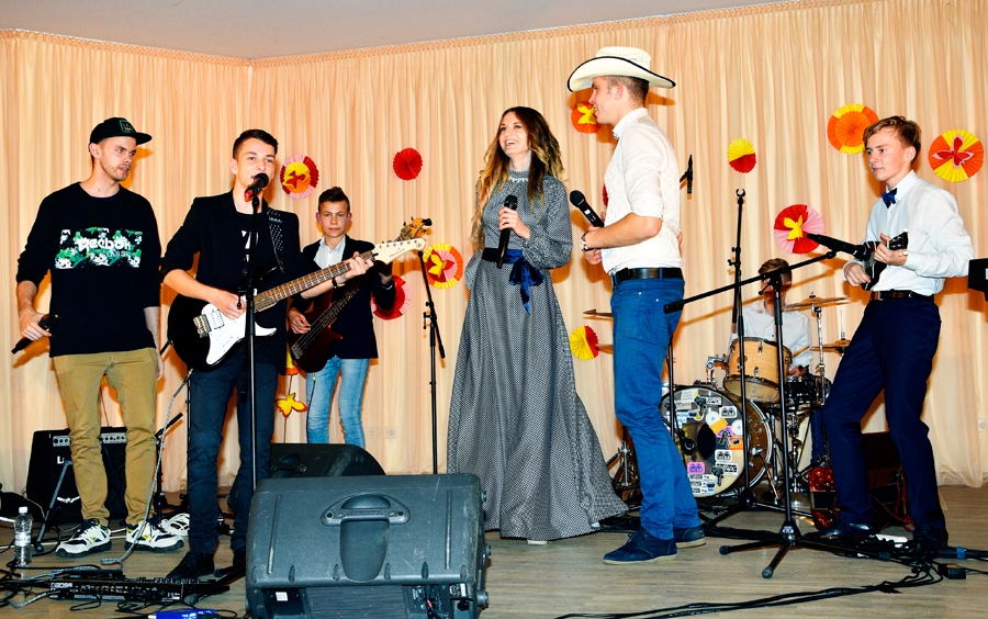 «Zvaigžņu koris» uz skatuves dzied «Dzeltenos aizkarus». 
Autors: Ivars Bogdanovs