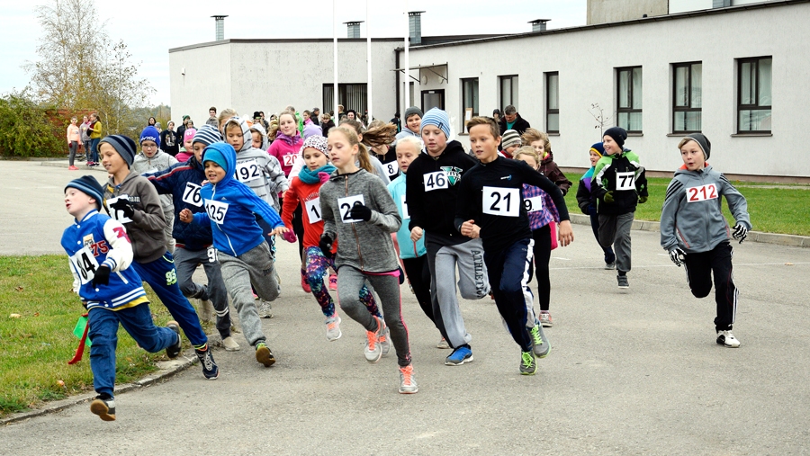 Trasē dodas skrējiena «Uzvaras apļi» jaunākās grupas dalībnieki. 