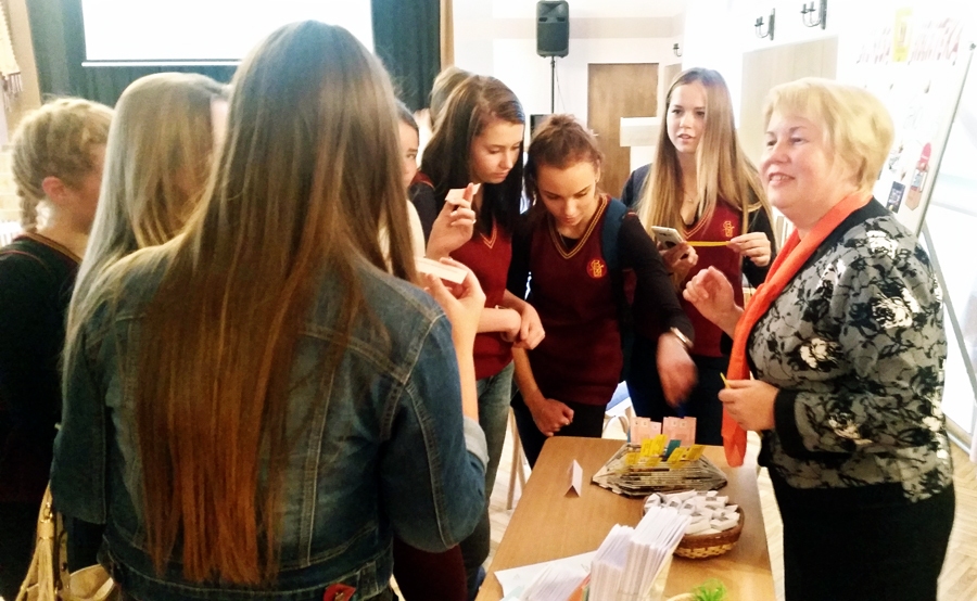 Bauskas CB Biznesa bibliotēkas vadītāja Ērika Pelcere (no labās) atbild uz vidusskolēnu jautājumiem.
Autors: MADARA MASLOVA-KONRĀDE