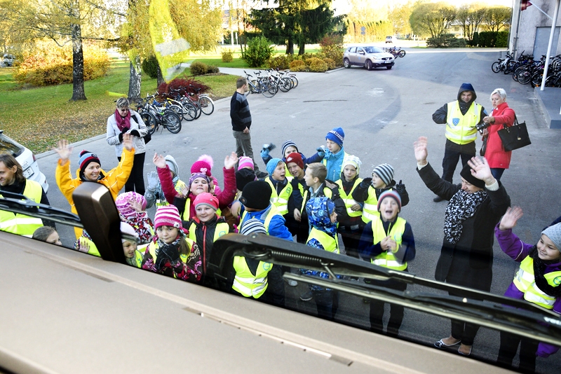 Bērni izmēģināja drošības akcijas darbības – apstājies, paskaties, pamāj šoferim! Kabīnē sēdošie varēja izprast, kā gājējus uz ielas redz kravas auto šoferis.