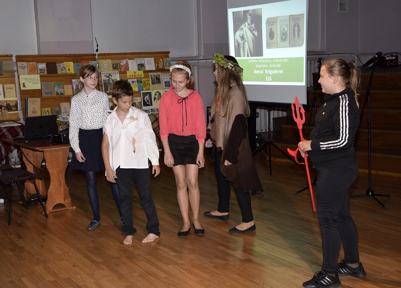 Bauskas 2. vidusskolas audzēkņi iejutušies lugas «Maija un Paija» varoņu tēlos.
Autors: Ivars Bogdanovs