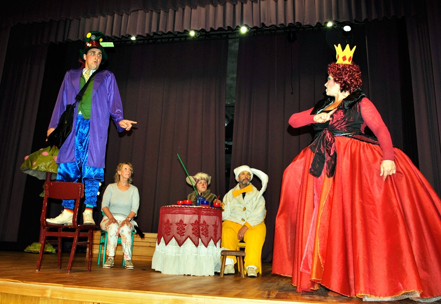 Brīnumzemē daudz kas notiek pēc Karalienes jeb Jolantas Mucenieces pavēles.